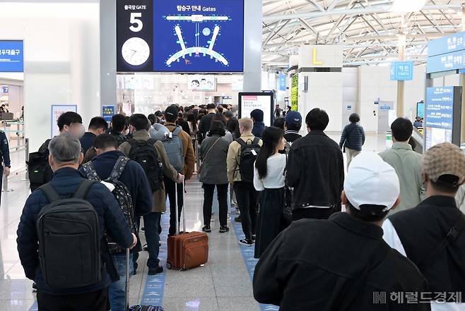 황금연휴를 앞둔 28일 오전 인천국제공항 제1여객터미널 출국장이 여행객들로 붐비고 있다. 인천공항=이상섭 기자