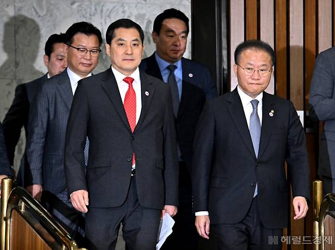 윤재옥 국민의힘 원내대표와 지도부가 28일 서울 영등포구 여의도 국회의사당 본청에서 열린 국민의힘 원내대책회의에 참석하고 있다. 임세준 기자