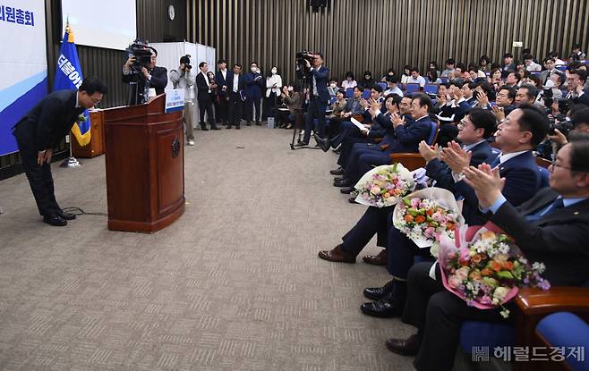 박광온 신임 더불어민주당 원내대표가 28일 서울 여의도 국회에서 열린 원내대표 선출을 위한 의원총회에서 당선인사를 하고 있다. 국회사진기지단