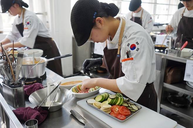 삼진어묵-한국외식과학고의 ‘제2회 창작 어묵 요리대회’ 에 참가한 학생이 어묵 요리에 열중인 모습. [사진=삼진어묵]