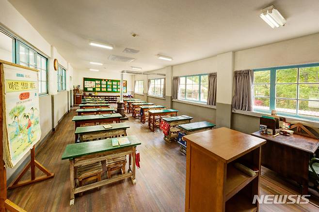 [서울=뉴시스] 국립민속박물관이 어린 시절 학교 가는 길을 재현한 '7080 추억의 거리' 새단장을 마치고 5월3일 재개관한다. 사진은 북촌국민학교. (사진=국립민속박물관 제공) 2023.04.28. photo@newsis.com *재판매 및 DB 금지