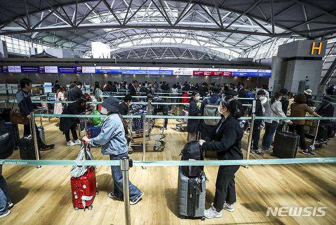 [인천공항=뉴시스] 정병혁 기자 = 28일 오후 인천국제공항 1터미널 출국장이 여행객들로 붐비고 있다. 인천공항공사는 4월말 5월초 황금연휴를 이용해 인천국제공항을 통해 해외로 떠나는 국제선 승객이 131만6000명을 넘을 것으로 예상된다고 밝혔다. 이 기간 하루 평균 이용객은 14만6300명으로 코로나19 이후 최근 일일 이용객보다 14% 증가한 것이다. 2023.04.28. jhope@newsis.com