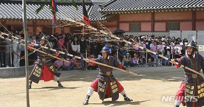 [수원=뉴시스] 김종택 기자 = 봄기운이 완연한 28일 경기도 수원시 팔달구 화성행궁을 찾은 시민들이 수원시립공연단원들의 무예24기 공연을 관람하고 있다. 2023.04.28. jtk@newsis.com