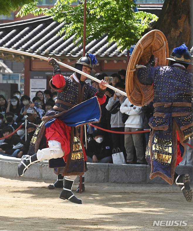 [수원=뉴시스] 김종택 기자 = 봄기운이 완연한 28일 경기도 수원시 팔달구 화성행궁을 찾은 시민들이 수원시립공연단원들의 무예24기 공연을 관람하고 있다. 2023.04.28. jtk@newsis.com