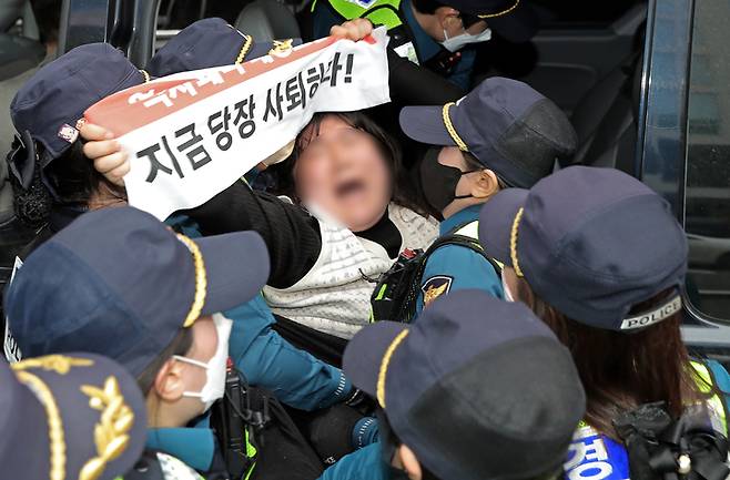 [서울=뉴시스] 김금보 기자 =  한국대학생진보연합 회원들이 28일 오후 서울 강남구 태영호 국민의힘 국회의원 사무실에서 기습 점거시위 도중 경찰에 연행되고 있다. 2023.04.28. kgb@newsis.com *재판매 및 DB 금지