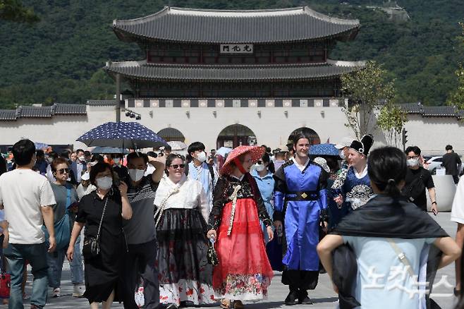 서울 광화문광장을 찾은 외국인 관광객들이 산책을 하며 즐거운 시간을 보내고 있다. 박종민 기자