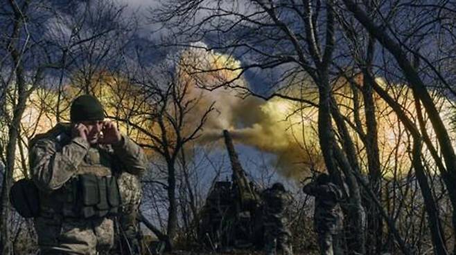 바흐무트 근처 러시아 진지를 향해 자주포 발사하는 우크라 군인