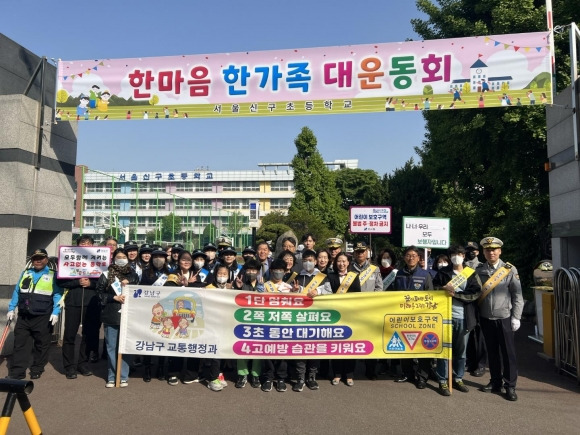 서울 신구초등학교에서 등굣길 교통안전 캠페인을 전개한 이새날 의원