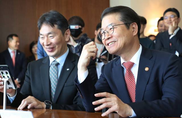 이정식 고용노동부 장관(오른쪽)과 이복현 금융감독원장이 28일 오전 서울 중구 미래에셋증권 본사에서 열린 퇴직연금 사업자 현장 방문에서 미래에셋증권 비대면 자산관리 서비스를 시연해보고 있다. 연합뉴스