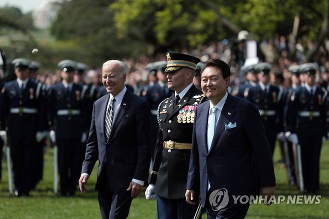 의장대 사열하는 한미 정상 (워싱턴=연합뉴스) 임헌정 기자 = 미국을 국빈 방문한 윤석열 대통령이 26일(현지시간) 워싱턴DC 백악관 사우스론에서 열린 공식 환영식에서 조 바이든 미국 대통령과 의장대를 사열하고 있다. 2023.4.27 [공동취재] kane@yna.co.kr