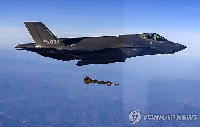 한국 공군 F-35 전투기가 폭탄 투하 훈련을 진행하는 모습 [UPI 연합뉴스자료사진. 재판매 및 DB 금지]