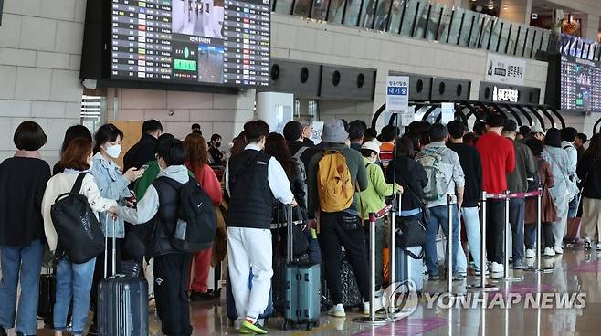 노동절 연휴 앞두고 북적이는 공항 (서울=연합뉴스) 김주성 기자 = 노동절 연휴를 앞둔 28일 오전 서울 강서구 김포공항 국내선 청사가 여행객들로 붐비고 있다. 2023.4.28 utzza@yna.co.kr