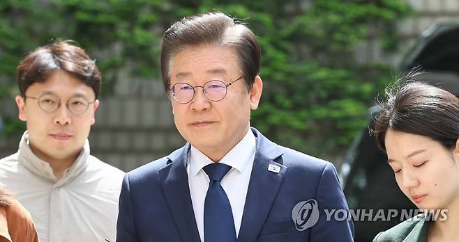 법정 향하는 이재명 대표 (서울=연합뉴스) 김인철 기자 = 지난 대선 과정에서 허위 발언을 한 혐의로 기소된 더불어민주당 이재명 대표가 28일 오후 서초구 서울중앙지방법원에서 열린 공직선거법 위반 1심 공판에 출석하기 위해 법정으로 향하고 있다. 2023.4.28 yatoya@yna.co.kr