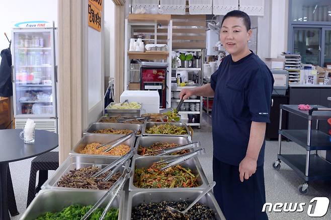 지난 24일 오후 광주 북구 운정동에 위치한 '한백년 식당' 대표 최선희씨(70·여)가 손님들을 맞을 준비를 하고 있다. 해당 식당은 자립 청년 지원과 농민 쌀 소비 촉진, 5·18국립묘지 참배 활성화를 위해 매주 월요일 점심식사를 1000원에 제공하고 있다. 2023.4.29/뉴스1 ⓒ News1 이승현 기자