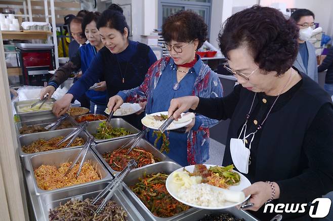 지난 24일 오후 광주 북구 운정동에 위치한 '한백년 식당'에서 손님들이 음식을 접시에 옮겨담고 있다. 해당 식당은 자립 청년 지원과 농민 쌀 소비 촉진, 5·18국립묘지 참배 활성화를 위해 매주 월요일 점심식사를 1000원에 제공하고 있다. 2023.4.29/뉴스1 ⓒ News1 이승현 기자