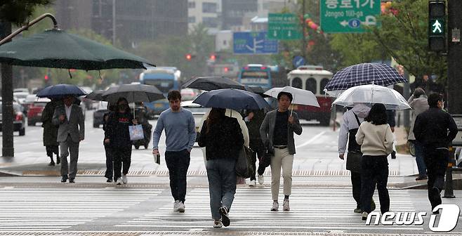봄비가 내리는 25일 오전 서울 종로구 광화문광장에서 우산을 쓴 시민들이 발걸음을 재촉하고 있다. 2023.4.25/뉴스1 ⓒ News1 김진환 기자
