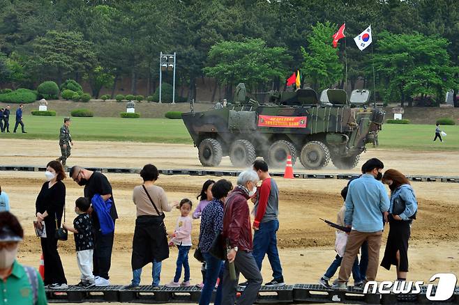 29일 오후 경북 포항시 남구 오천읍 해병대 1사단과 해병의 거리 일원에서 열린 '2023 포항해병대문화축제' 첫 날 축제장을 찾은 시민들이 해병대 K-808 차륜형 장갑차 체험을 하고 있다..2023.4.29/뉴스1 ⓒ News1 최창호 기자