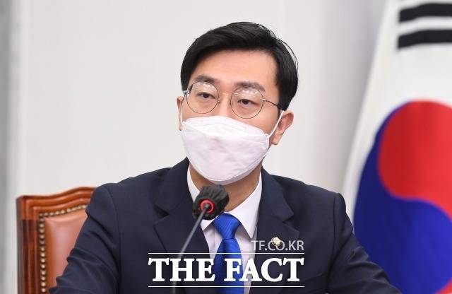 장경태 의원은 27일 국회 본회의에 출석한 자리에서 휴대전화로 의원실 관계자에게 "화동은 여자아이였지?" "인종이나 출신, 종교 좋을텐데, 여자아이에게 뽀뽀하다니 ㅉㅉ"이라고 메시지를 보내는 모습이 포착되기도 했다. /이새롬 기자