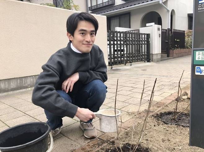 타카시마 료스케가 가로수 심기 활동에 나섰다며 사회관계망서비스(SNS)에 올린 사진.(사진출처=타카시마 료스케 인스타그램)