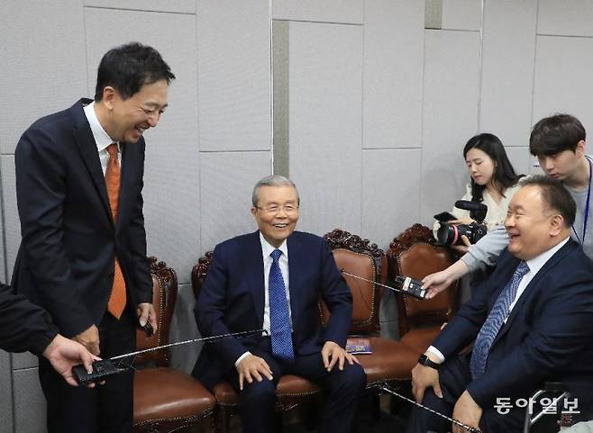 금태섭 전 의원(왼쪽)이 18일 서울 여의도 국회 의원회관에서 열린 토론회에서 김종인 전 국민의힘 비상대책위원장(가운데), 민주당 이상민 의원(오른쪽)과 웃으며 대화를 나누고 있다. 금 전 의원은 “내년 총선 때 수도권을 중심으로 30석을 차지할 세력이 등장한다면 한국 정치를 밑바닥부터 바꿀 수 있다”며 신당 창당을 선언했다. 동아일보 DB