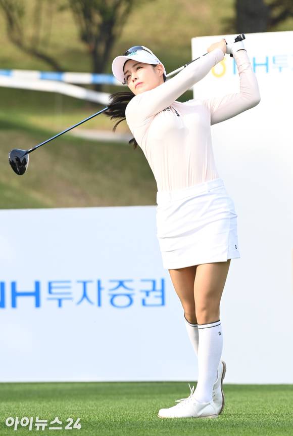 프로골퍼 박결이 14일 오전 경기도 수원CC에서 열린 '2021 NH투자증권 레이디스 챔피언십(총상금 7억원, 우승상금 1억 2,600만원)' 1라운드 경기에서 10번홀 티샷을 날리고 있다. [사진=정소희 기자]