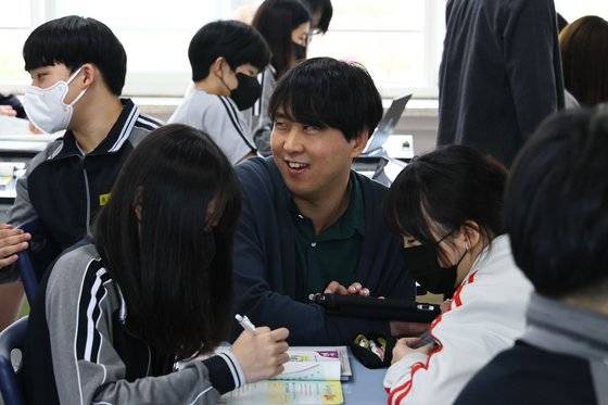 김헌용 영어 교사가 20일 서울 강동구 신명중학교에서 수업하고 있다. 김종호 기자