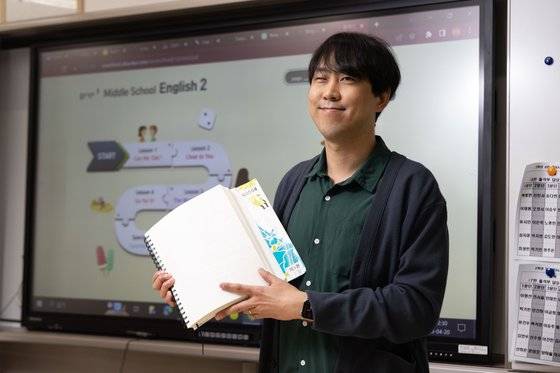 김헌용 영어 교사가 20일 서울 강동구 신명중학교에서 중앙일보와 인터뷰를 하면서 점자책으로 수업하는 모습을 보여주고 있다. 김종호 기자