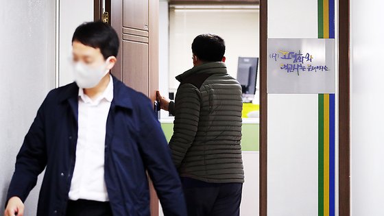 '더불어민주당 전당대회 돈봉투 의혹'을 수사 중인 검찰이 송영길 전 민주당 대표에 대한 강제수사에 착수했다. 서울중앙지검 반부패수사2부는 29일 오전 송 전 대표와 경선캠프 회계 책임자 등 관계자들의 주거지 총 4~5곳에 대한 압수수색을 진행 중이라고 밝혔다. 사진은 29일 송 전 대표가 서울 여의도에 개소한 정책연구소 '먹고 사는 문제 연구소' 사무실로 검찰 관계자가 들어서고 있다. 뉴시스