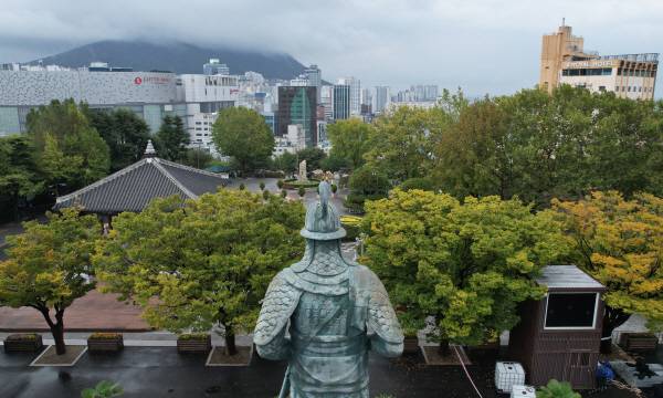 부산 중구 용두산공원 이순신 장군 동상. 국제신문DB