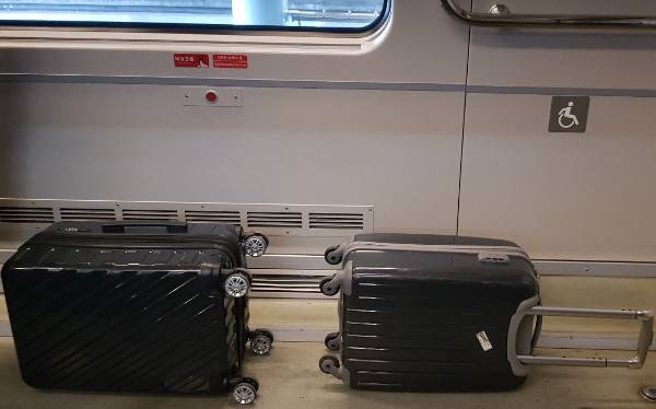 KTX에 휠체어석을 알리는 픽토그램이 있는데도 캐리어가 버젓이 공간을 차지하고 있는 모습. 전윤선씨 제공