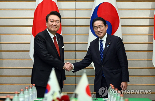 윤석열 대통령-기시다 후미오 총리 윤석열 대통령과 기시다 후미오 일본 총리가 지난 달 16일 오후 일본 도쿄 총리 관저에서 열린 한일 확대정상회담에 앞서 기념촬영을 하며 악수하고 있다. 연합뉴스.