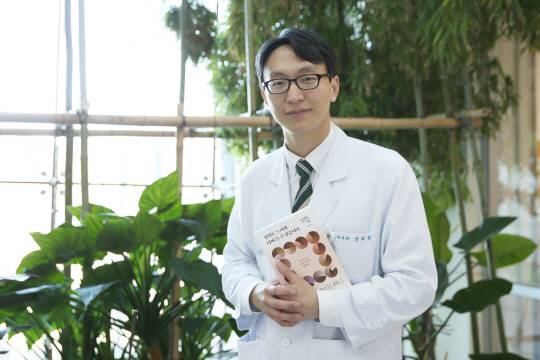 정희원 교수는 자신이 겪은 느리게 늙는 전환점을 보다 많은 사람에게 전하고 싶어서 책을 냈다고 했다. 서울아산병원제공