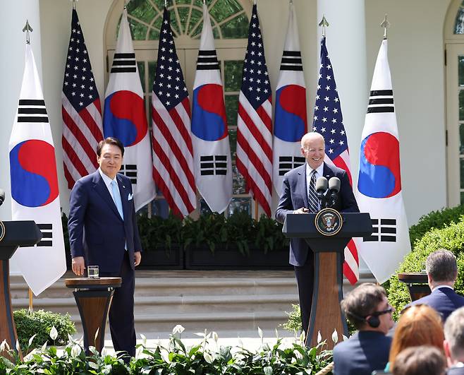 미국을 국빈 방문한 윤석열 대통령과 조 바이든 미국 대통령이 26일(현지시간) 워싱턴DC 백악관 로즈가든에서 공동 기자회견을 하고 있다. [연합]
