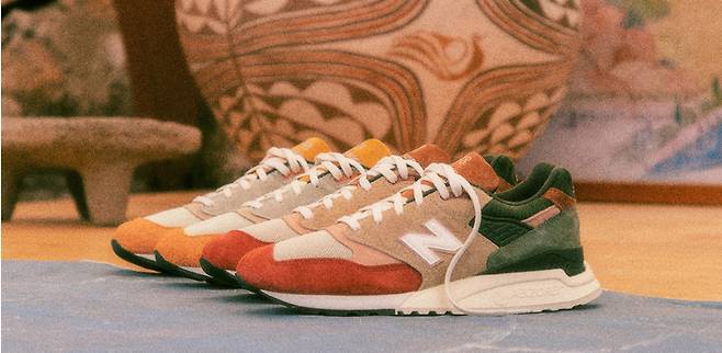 프랭크 로이드 라이트 건축 디자인에서 영감을 받았다고 한 뉴발란스의 새로운 스니커즈. [뉴발란스]