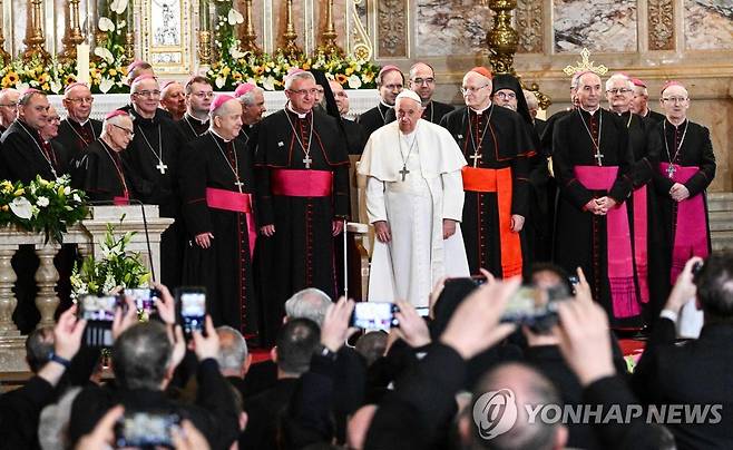 부다페스트 성 스테판 바실리카 성당에서 성직자들과 교인들을 만난 프란치스코 교황 (AFP=연합뉴스) 프란치스코 교황이 28일(현지시간) 헝가리 부다페스트의 성 스테판 바실리카 성당에 성직자들과 신도들과 만남을 가졌다. 2023.4.28 photo@yna.co.kr