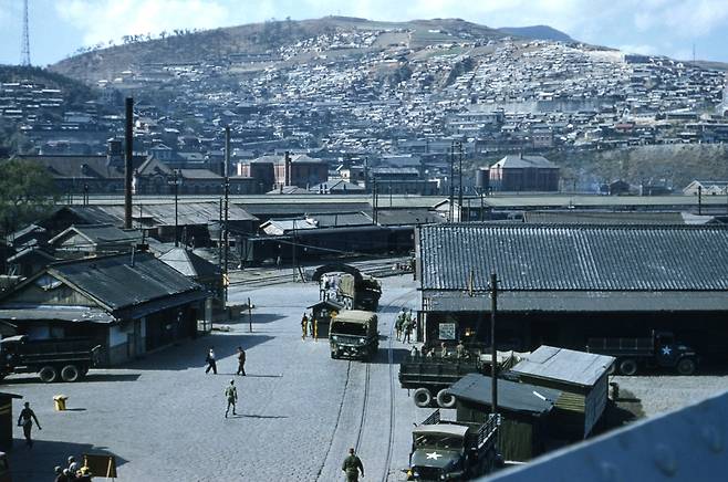 부산항에서 바라본 중구 동광동 산복도로 일대 [부경근대사료연구소 제공, 재판매 및 DB금지]