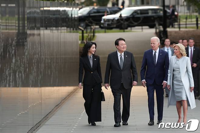 윤석열 대통령과 김건희 여사가 25일(현지시간) 워싱턴DC '한국전 참전용사 기념비'를 방문해 조 바이든 미 대통령, 질 바이든 여사와 나란히 이동하고 있다. (대통령실 제공) 2023.4.27/뉴스1 ⓒ News1 오대일 기자