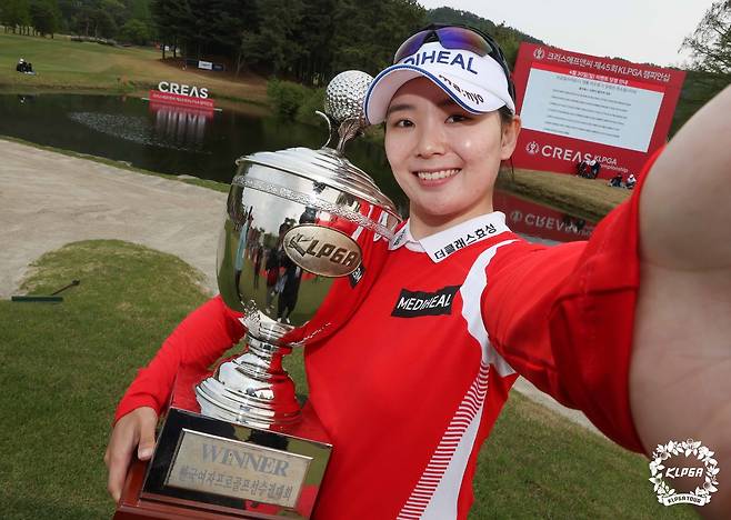 이다연이 30일 KLPGA 챔피언십에서 우승한 뒤 트로피를 들고 포즈를 취하고 있다. (KLPGA 제공)