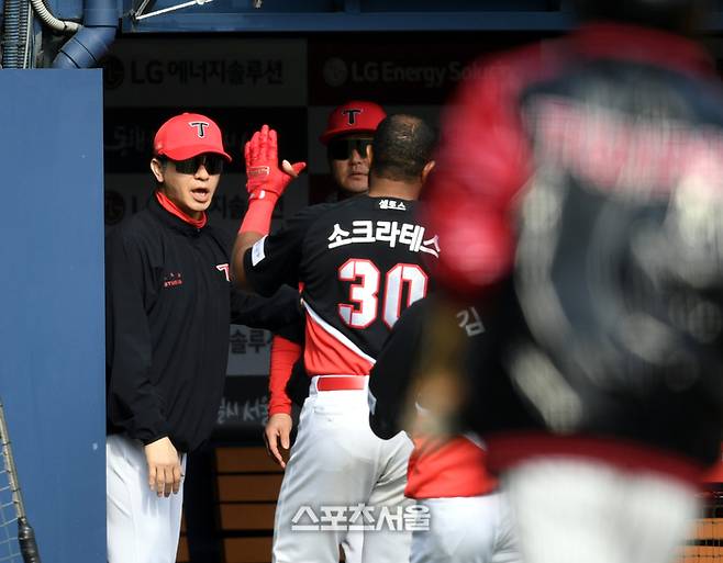 [포토] 김종국 감독 '잘했어' KIA 김종국 감독이 30일 잠실야구장에서 열린 2023 KBO리그 LG와 경기 6회초 무사만루 동점을 만든 희생타를 치고 들어오는 소크라테스를 격려하고 있다.  2023. 4. 30. 잠실 | 최승섭기자 thunder@sportsseoul.com