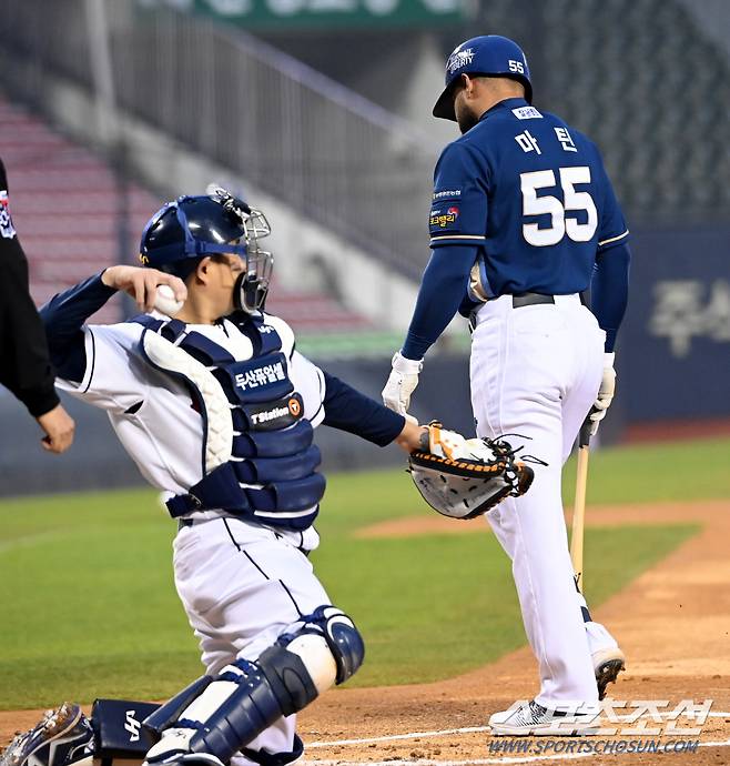 5일 잠실 두산전 1회초 삼진으로 물러난 마틴. 허상욱 기자wook@sportschosun.com