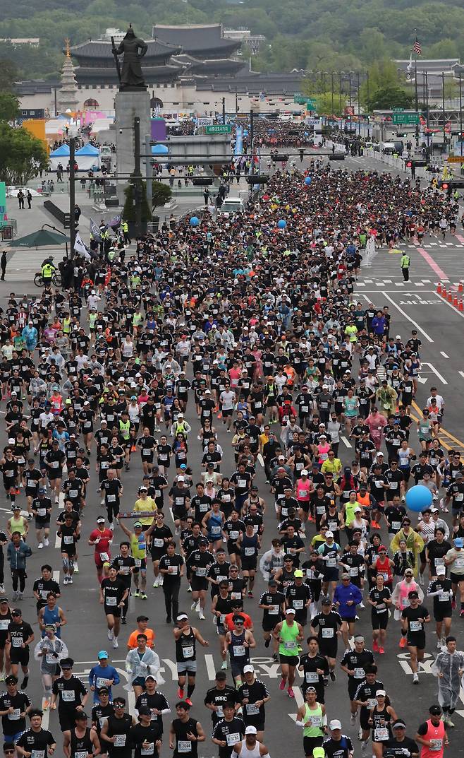 조선일보사가 주최하는 2023 서울하프마라톤 참가자들이 30일 오전 서울 광화문광장에서 힘차게 출발하고 있다. [이덕훈 기자]