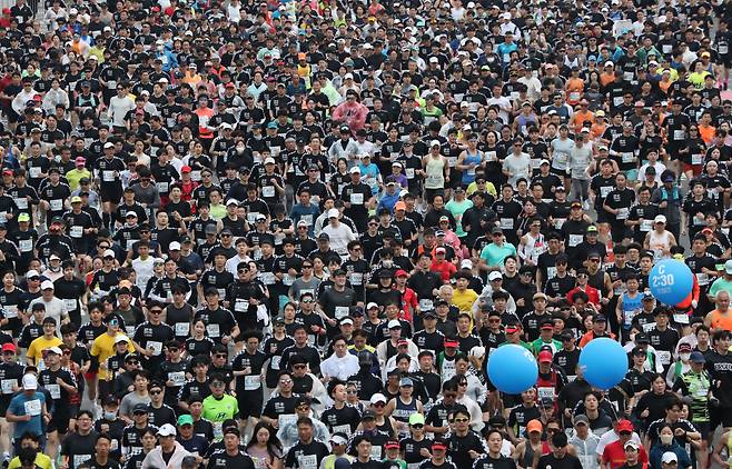 2023 서울하프마라톤 참가자들이 30일 오전 서울 광화문광장에서 힘차게 출발하고 있다. [이덕훈 기자]