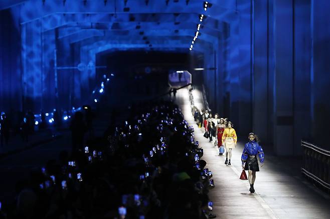 29일 서울 잠수교에서 루이비통 프리폴 패션쇼가 열리고 있다./뉴시스