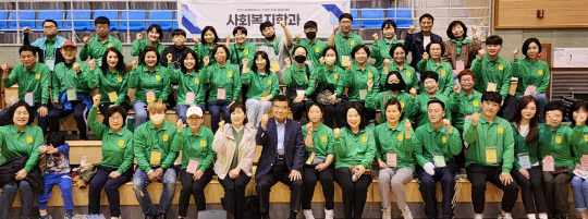 대회에 앞서 이동진 총장과 김용덕 부총장, 배나래 사회복지학과 교수와 사회복지학과 학생들이 선전을 기원하며 파이팅을 외치고 있다.  사진=정종만 기자