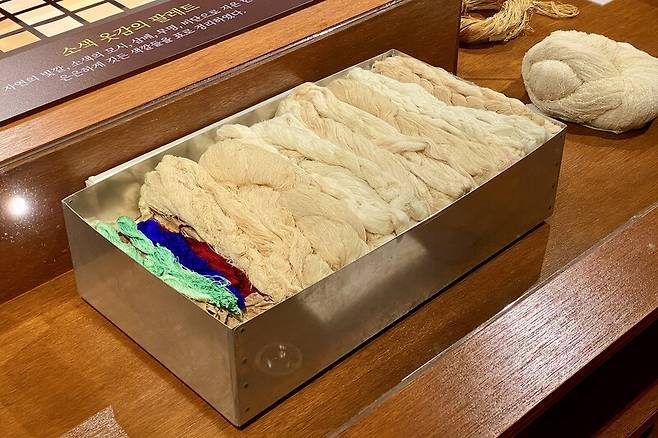 아버지와 7자매 돌잡이상에 각각 올랐던 면실타래 모음. 신지은 제공