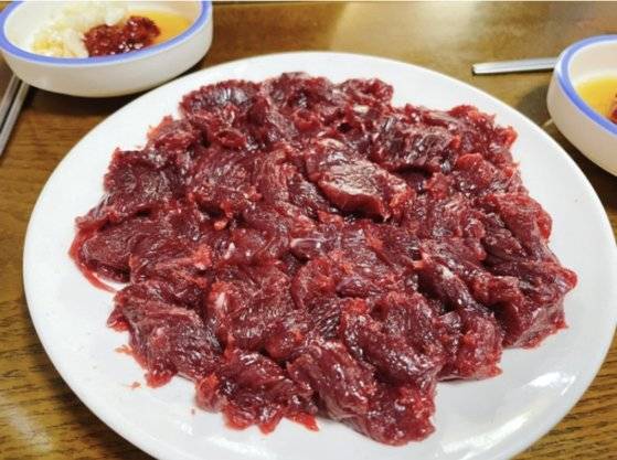 장혜주(81) 할머니가 운영하는 대구 뭉티기집의 생고기 한접시. [사진 Moon 블로그]