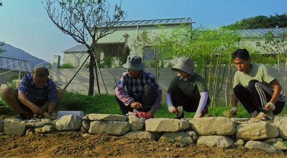 다큐에는 자택이 있는 경남 양산시 평산마을에서 밭일에 열중하는 문 전 대통령(맨왼쪽)과 참모진의 모습도 담겨있다. 사진 엠프로젝트