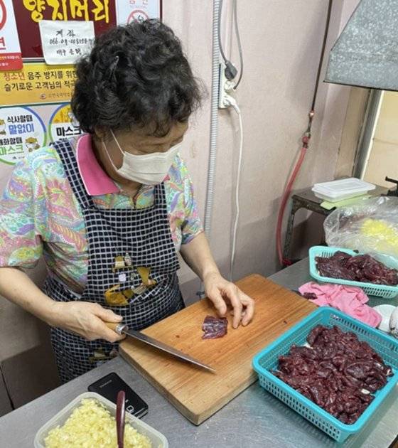 장혜주(81) 할머니가 손님들에게 내줄 고기를 썰고 있다. [블로그 캡처]