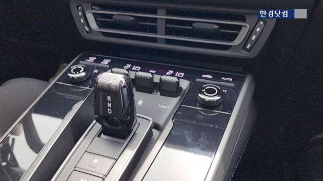 포르쉐 911 카레라 4S 쿠페 기어 노브. 사진=신용현 기자