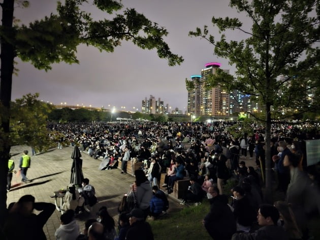 29일 서울 광진구 뚝섬한강공원 수변무대 앞. '2023 한강드론라이트쇼'의 첫 공연을 보기 위해 모인 인파는 약 1만 명 이상인 것으로 주최 측은 추산했다./ 최해련 기자